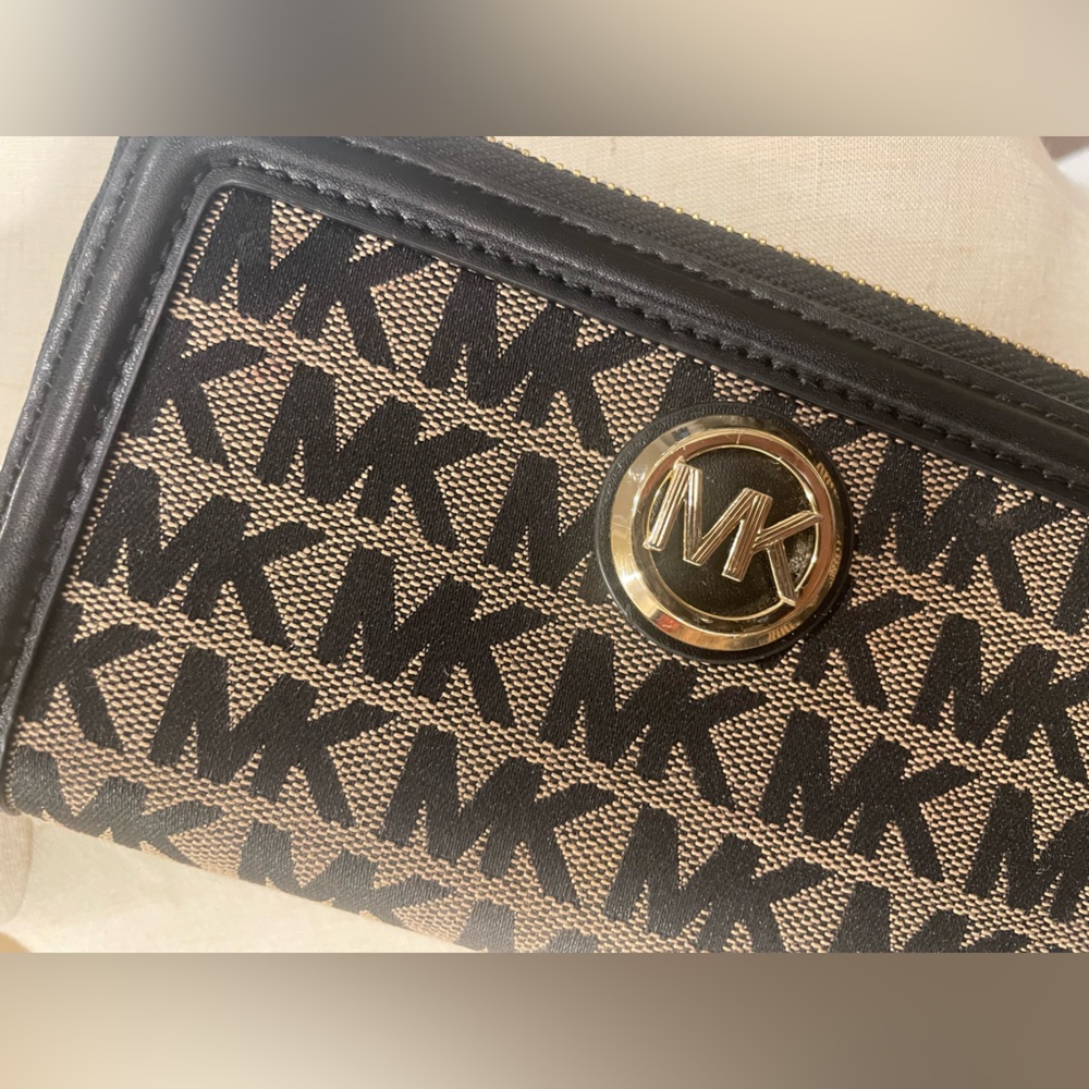 EUC Michael Kors Zip Wallet w/strap - Picture 4 of 17